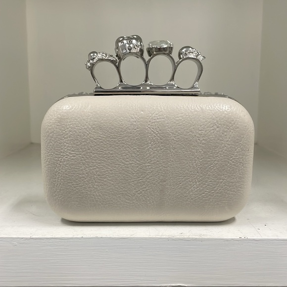 Knuckle clutch in ivory Vegan leather - Picture 5 of 7